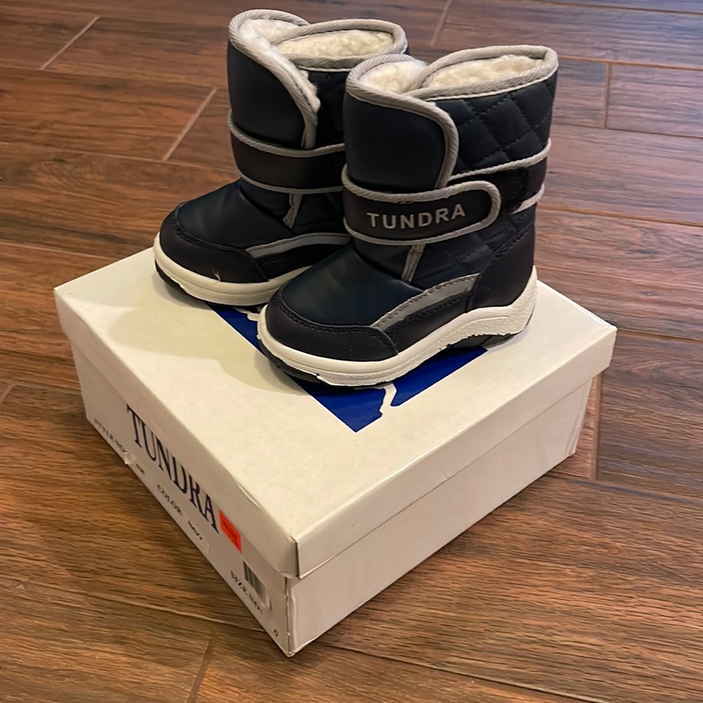 Tundra snow boots